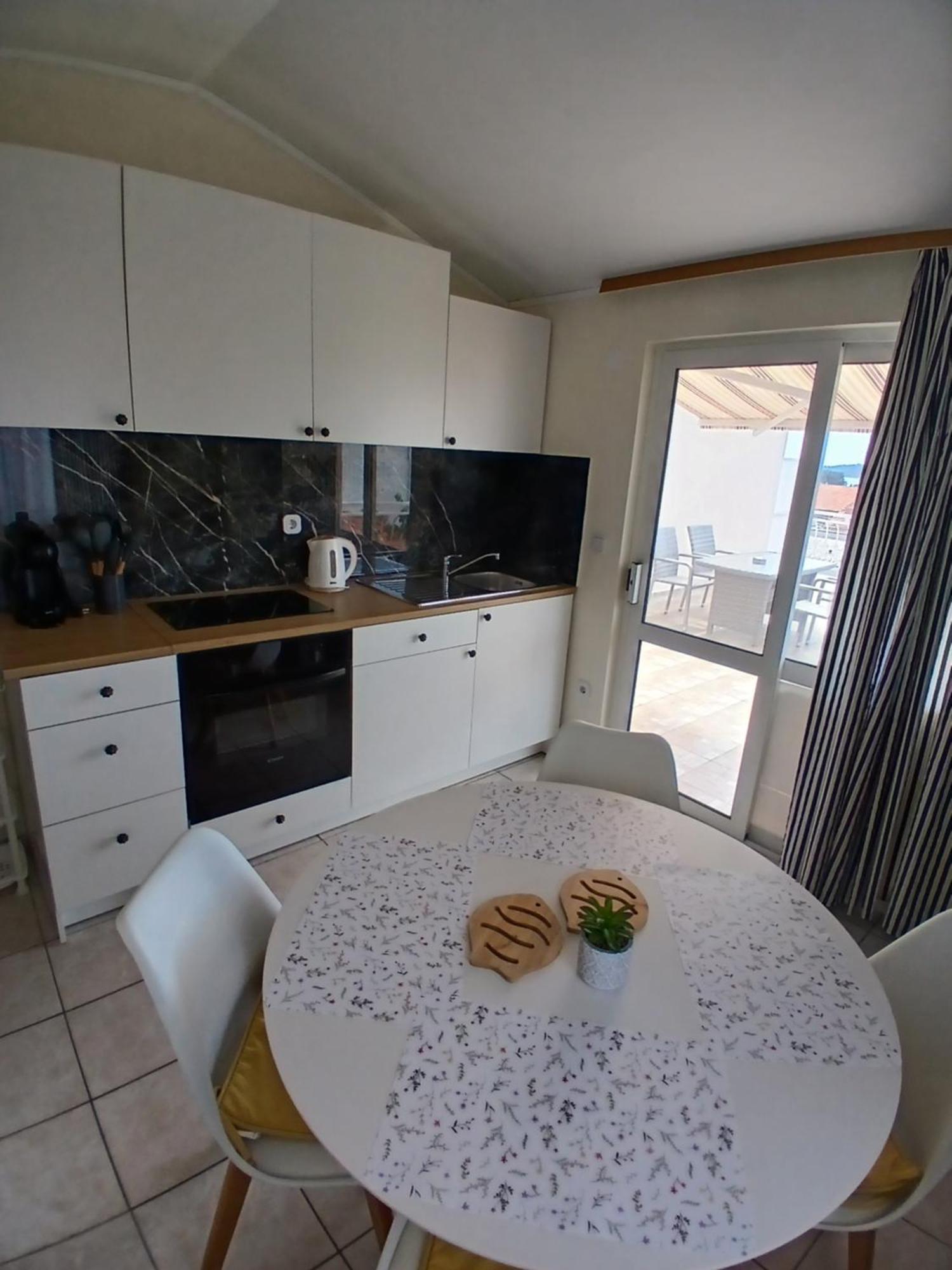 Apartmani Fani 2 Min Walking From Sea 오레비츠 외부 사진